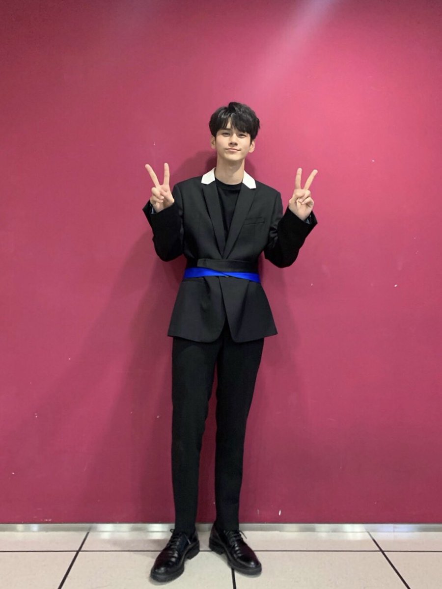 officialtwt_OSW's tweet photo. ✨ 200404 쇼음악중심 #옹성우 ✨

시크함과 귀여움을 넘나드는
무대 위 옹성우의 모습에 그저 감탄연발👏🏻
오늘도 옹성우가 옹성우 한 무대와
갓벽한 셀카로 행복한 토요일 되세요❤

#ONGSEONGWU https://t.co/iYeEn9Lw4t