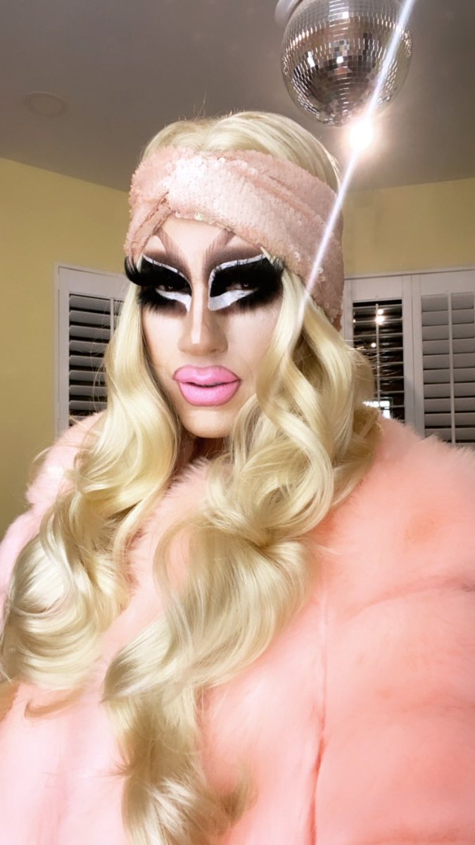 trixiemattel's tweet photo. Good morning she said hiiiii https://t.co/jwqcbhXRFp