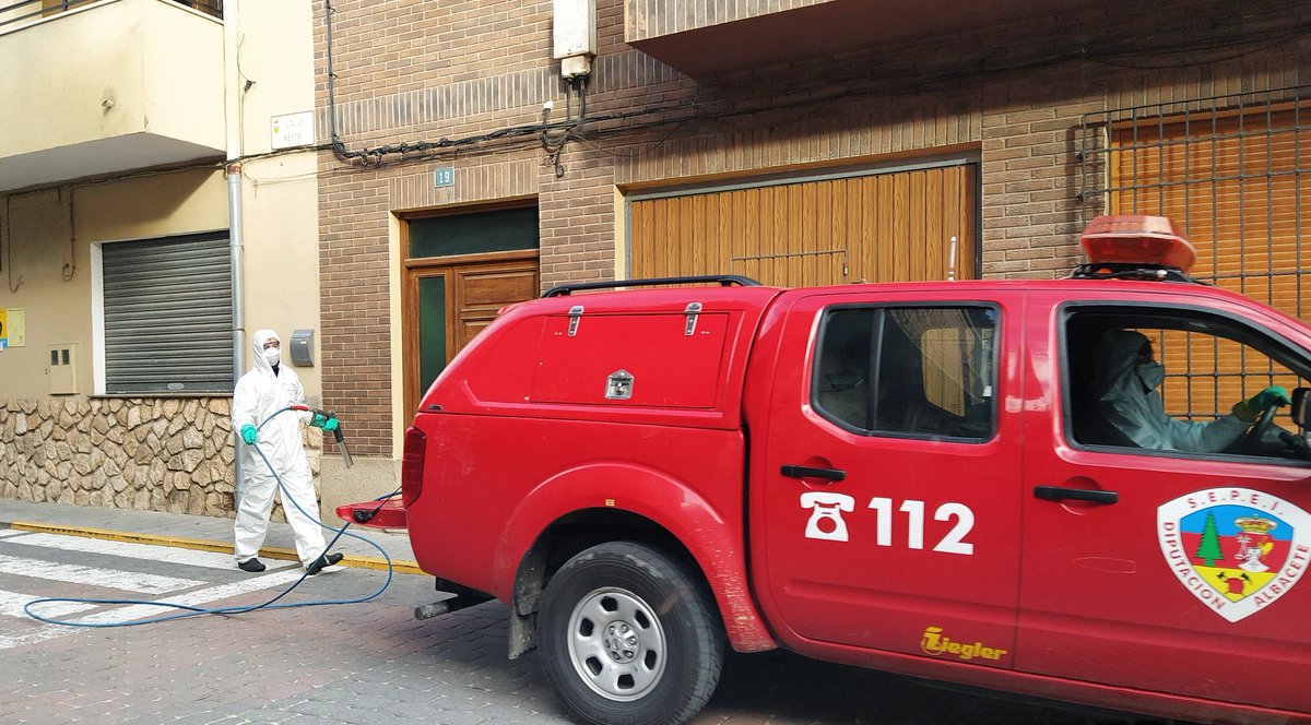 Los compañeros del <a href="/Sepei_Albacete/">SEPEI Albacete</a> trabajando para desinfectar   el exterior en lugares críticos de Molinicos, panaderías, farmacia, tiendas, centro de salud...