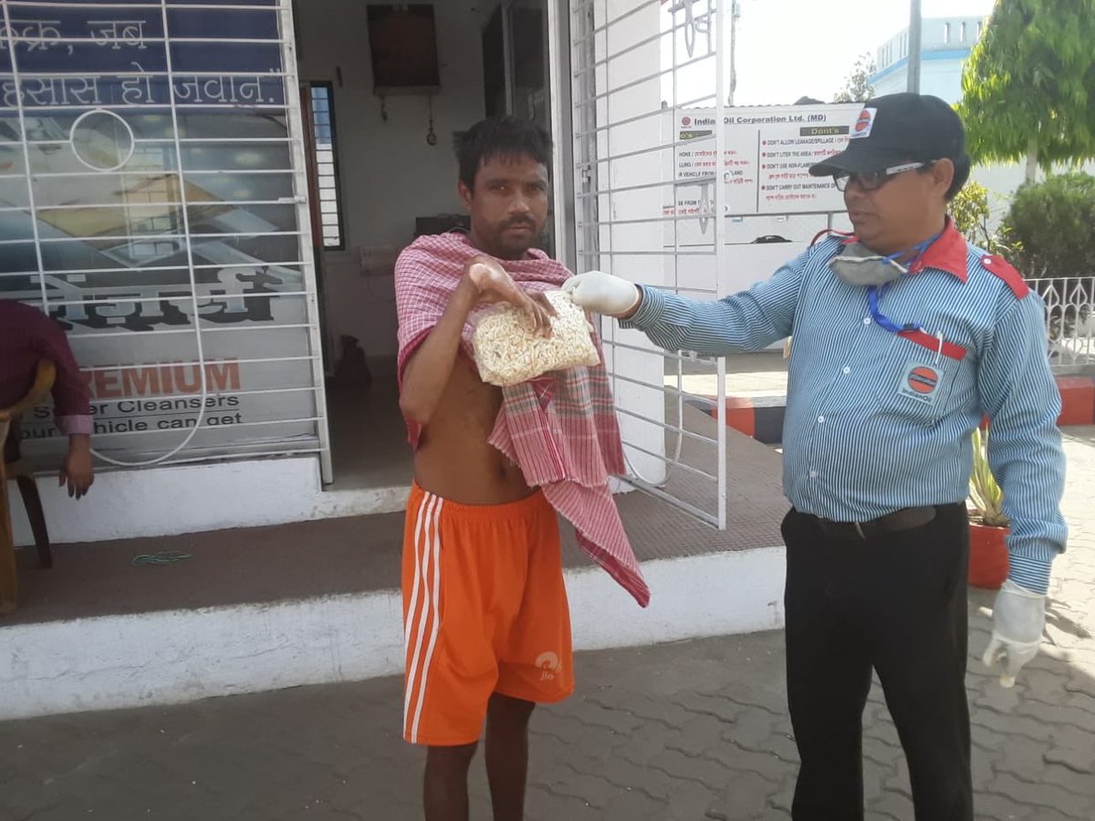 wb_IndianOil's tweet photo. Be the reason someone smiles. Be the reason someone feels loved and believes in the goodness in people. M/s Hare Krishna Auto Service, Andal distributing food packets to the needy people.#IndiaFightsCorona #FeedTheNeedy #CoronaStopKaroNa #StayHomeStaySafe #StayHomeSaveLives https://t.co/HadBOOlLvc
