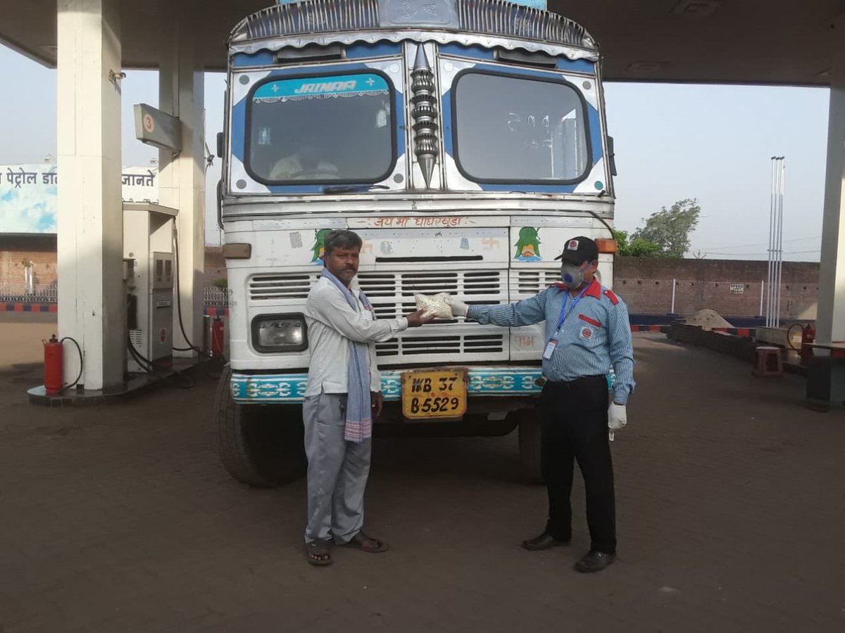 wb_IndianOil's tweet photo. Be the reason someone smiles. Be the reason someone feels loved and believes in the goodness in people. M/s Hare Krishna Auto Service, Andal distributing food packets to the needy people.#IndiaFightsCorona #FeedTheNeedy #CoronaStopKaroNa #StayHomeStaySafe #StayHomeSaveLives https://t.co/HadBOOlLvc