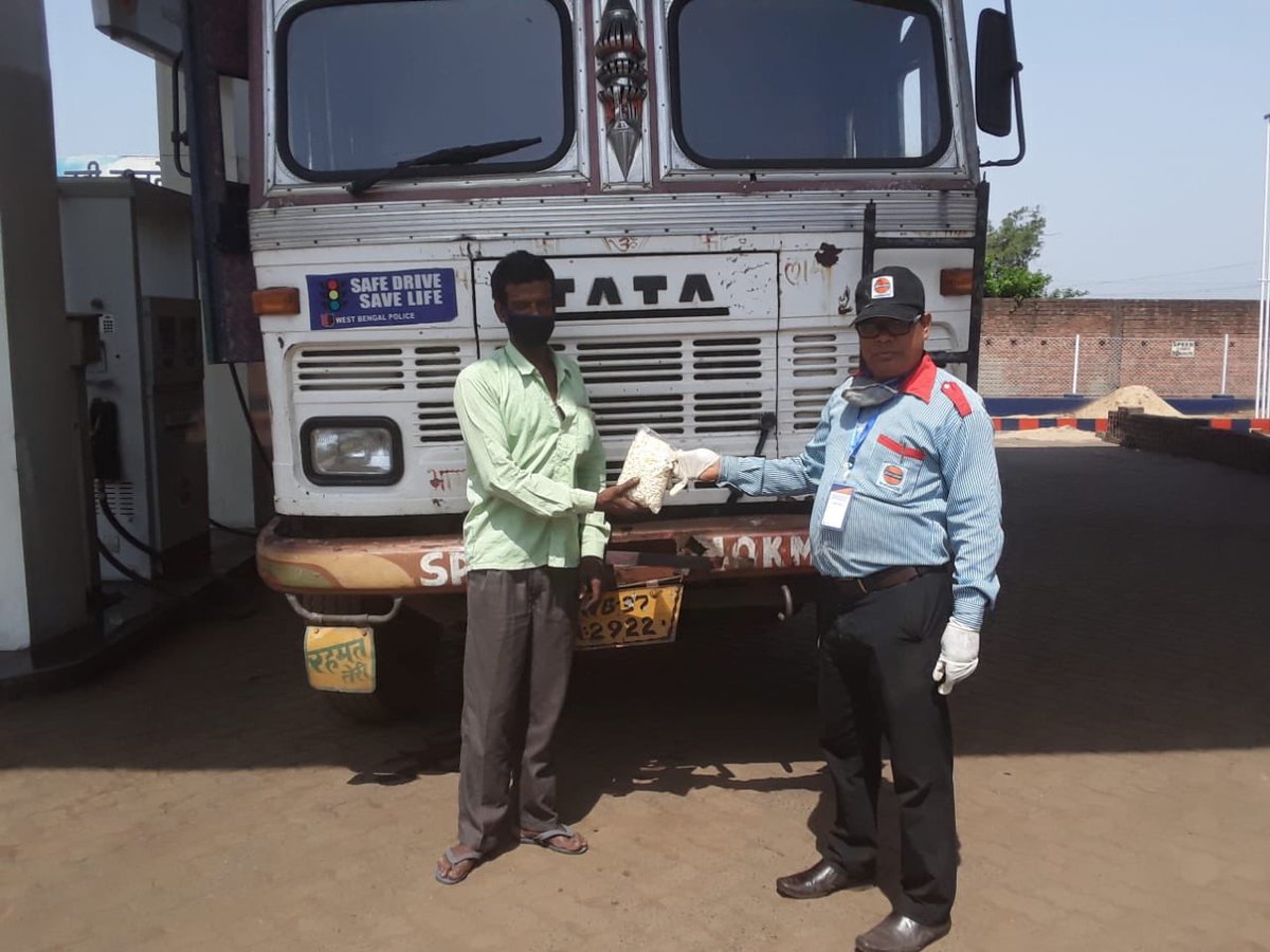 wb_IndianOil's tweet photo. Be the reason someone smiles. Be the reason someone feels loved and believes in the goodness in people. M/s Hare Krishna Auto Service, Andal distributing food packets to the needy people.#IndiaFightsCorona #FeedTheNeedy #CoronaStopKaroNa #StayHomeStaySafe #StayHomeSaveLives https://t.co/HadBOOlLvc