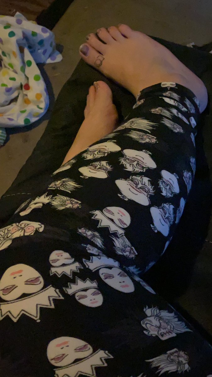 TheSpoopyBae's tweet photo. So my stream seems to think I never wear pants because I sit at a desk π€£ #proof #toecam #StreamersWearPants https://t.co/AscPVarIj9