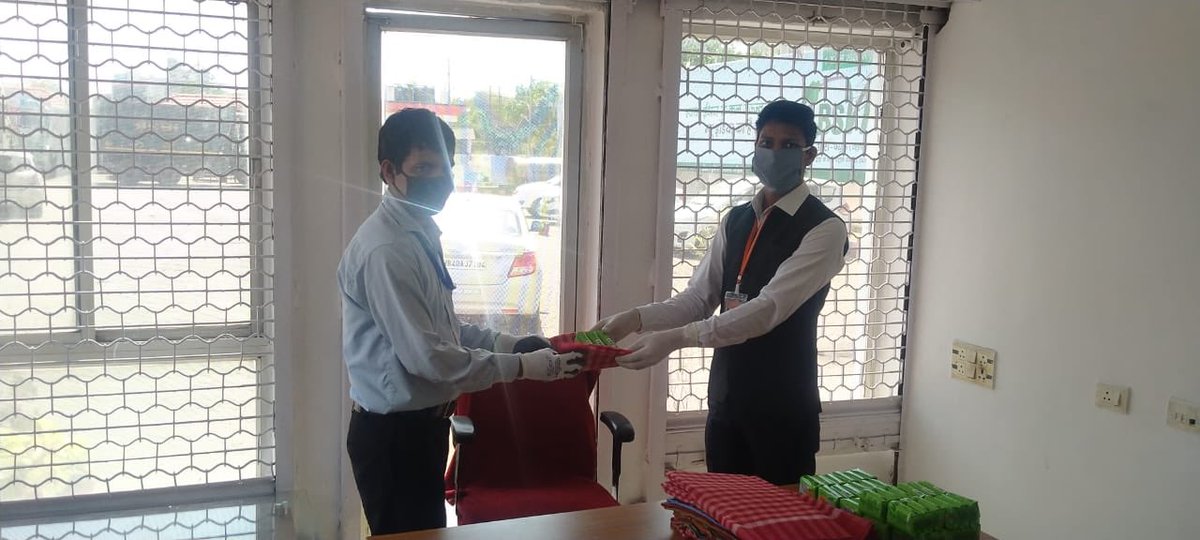 wb_IndianOil's tweet photo. Strong people stand up for themselves,but stronger people stand up for others. To further equip our Customer Attendants for performing duties, Sanitization kits, Masks and Gloves are provided at M/s COCO Gandhimore, Durgapur.#StayHomeStaySafe #StayHomeSaveLives #CoronaStopKaroNa https://t.co/yqm6Fbmjy6