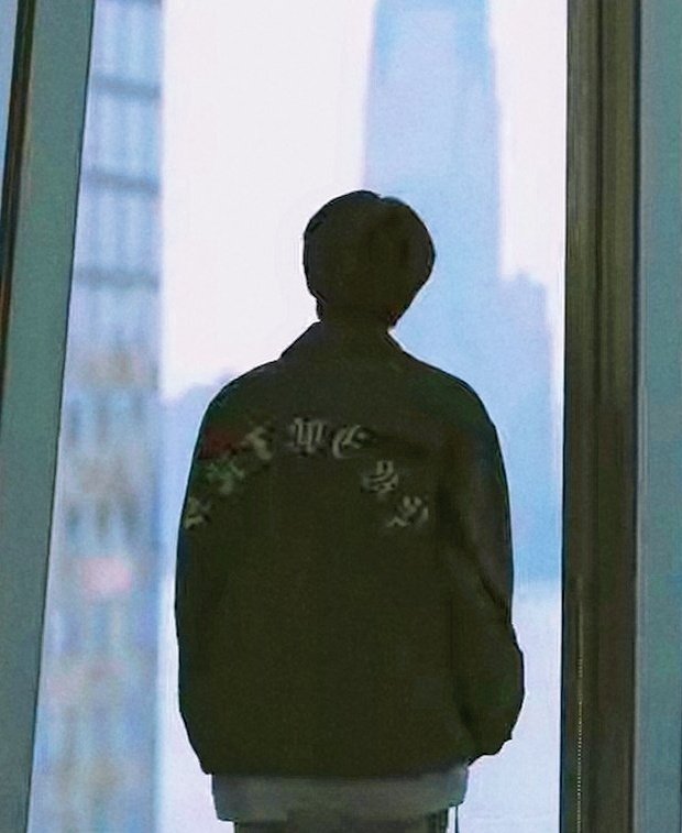 when you love every view of him that even the view of his back is one of your many fave views of him ;a beautiful thread 