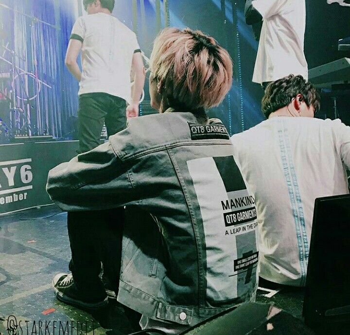 when you love every view of him that even the view of his back is one of your many fave views of him ;a beautiful thread 
