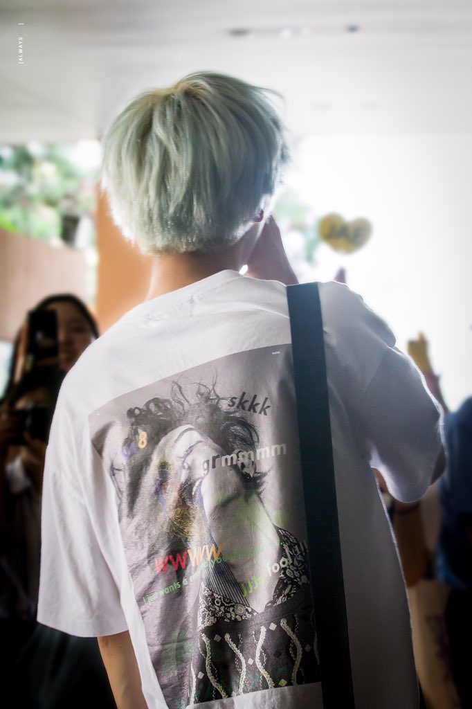 when you love every view of him that even the view of his back is one of your many fave views of him ;a beautiful thread 