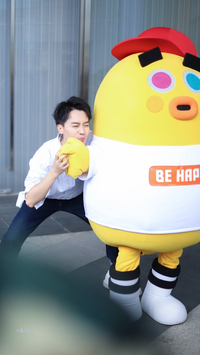 Yue Yue's face is the same as yellow chick mascot beside him 
