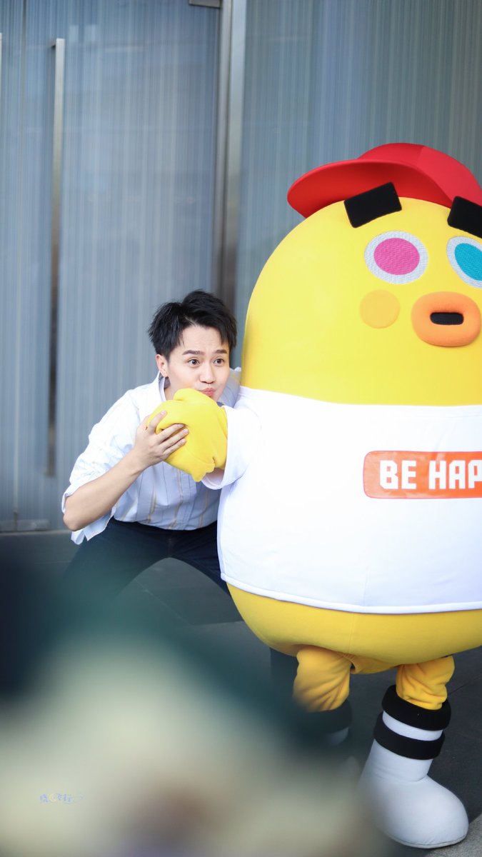 Yue Yue's face is the same as yellow chick mascot beside him 