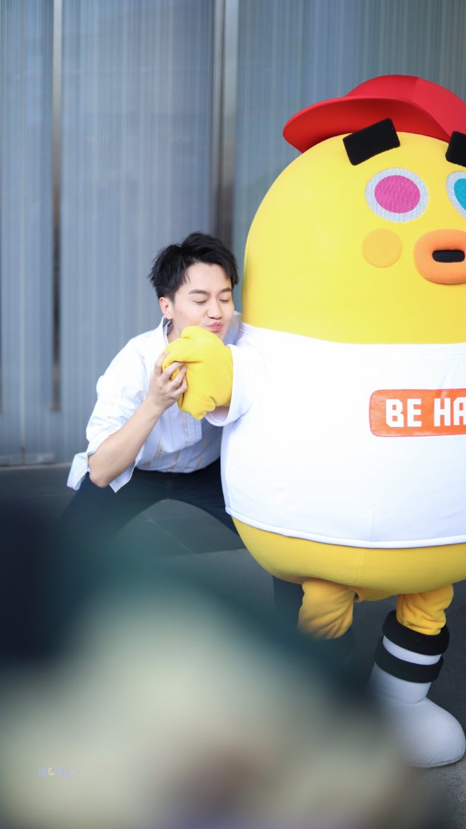 Yue Yue's face is the same as yellow chick mascot beside him 