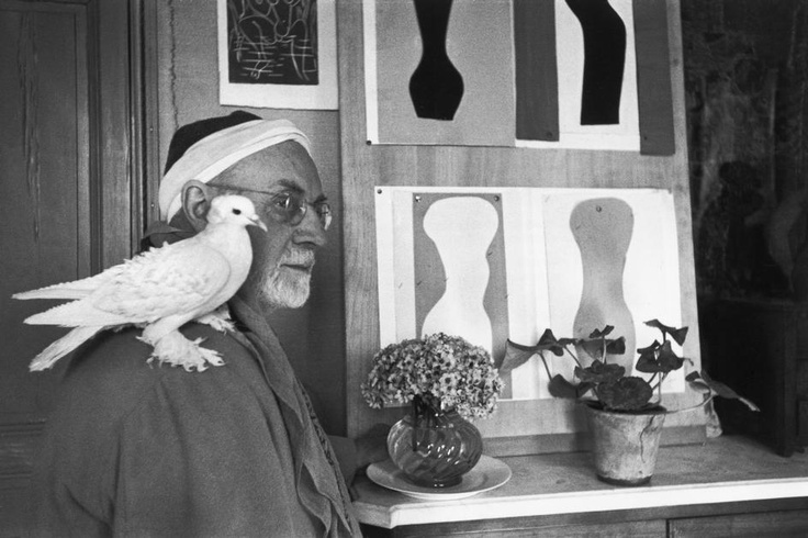 artribune's tweet photo. #FotodelGiorno: Henri Matisse con uno dei suoi uccelli nel suo appartamento https://t.co/TsJg8Iu5Y3