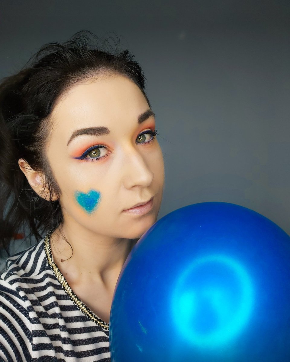 kinga_strzalka's tweet photo. #bluemakeup #makijaż #lovemakeup #kwarantanna #QuarantineLife #zostanwdomu https://t.co/tnxAQnxGR9