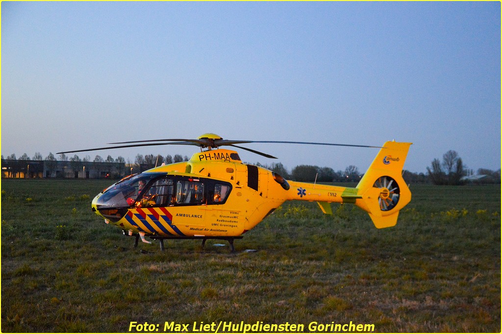 Lifeliner3 landt bij Meerkerk voor rendez-vous met ambulance uit Arkel ..
