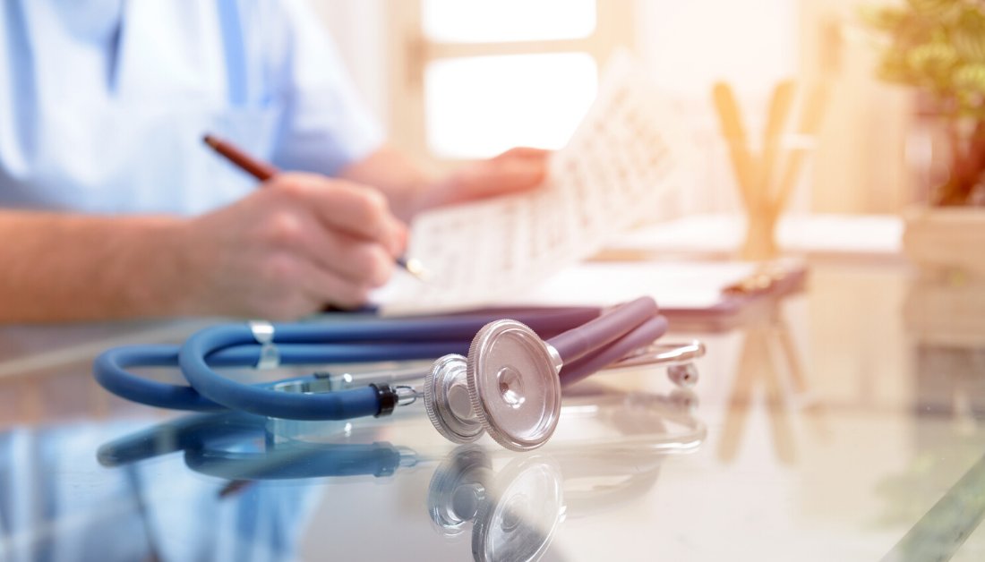 NICEComms's tweet photo. NICE has published new rapid COVID-19 guidelines: https://t.co/Wr3TgajIpk

They cover the management of patients with severe asthma, pneumonia, rheumatological autoimmune, inflammatory and metabolic bone disorders and the management of COVID-19 symptoms in the community. https://t.co/M1ROseZWAq
