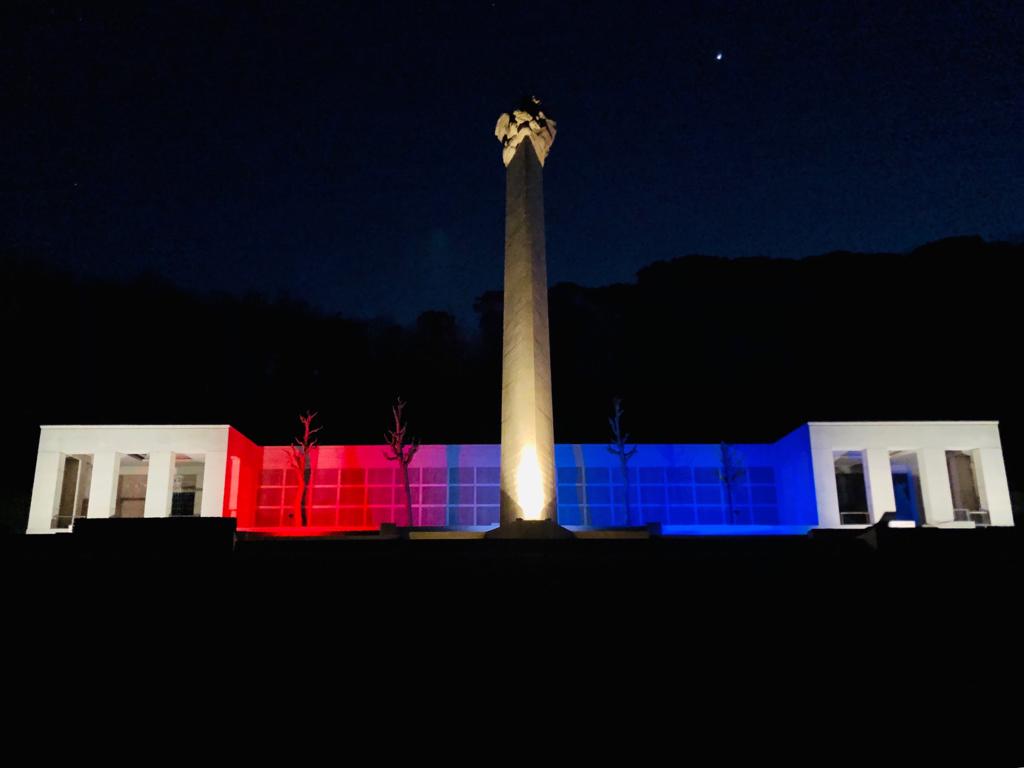 Il Cimitero Americano di #Firenze si illumina con i colori delle bandiere 🇮🇹 e 🇺🇸 per ricordare tutte le vite perse e coloro che oggi combattono contro il #COVID19. Insieme siamo più forti. #COVID2019 #COVID2019Italia #Italystaystrong