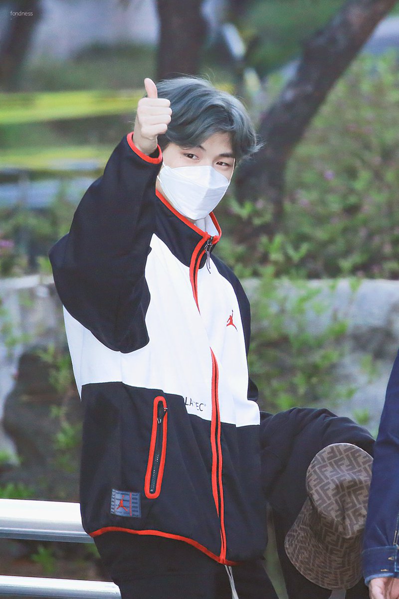 AnhTh2171012's tweet photo. Dẫy lên nào các chị em tôi ơiiiiiiiiiii🎊🎉
DANITY quá giỏi. Kang Daniel số 1 haha
Hôm qua 1 cup, hôm nay 1 cup. Tổng cộng là 3 chiếc cup xinh xinh 🏆
#2U_3rdWin 
#강다니엘_쇼음악중심_1위_축하해 https://t.co/9EZvqLHLcu
