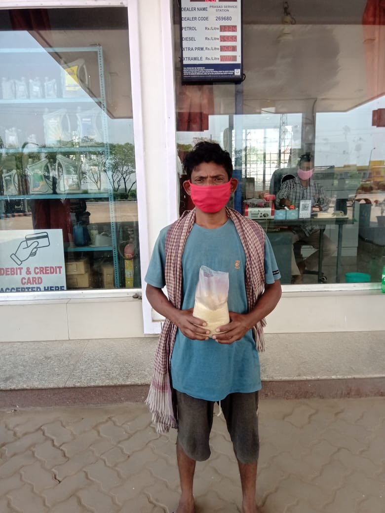 wb_IndianOil's tweet photo. "The world is my country, all mankind are my brothers, and to do good is my religion." Following the saying of Thomas Paine, M/s Prasad Service Station, Galsi on NH2 distributed ration to the needy people of the locality.#CoronaStopKaroNa #FeedTheNeedy #IndiaFightsCorona https://t.co/oCA1G3T6NV
