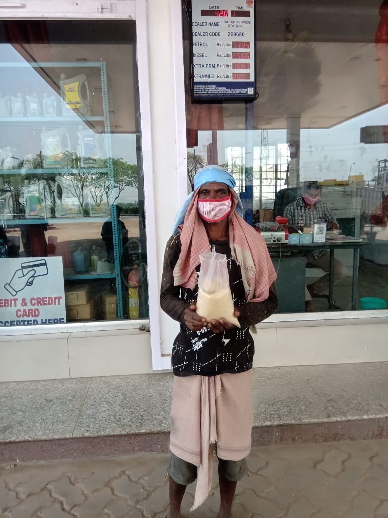 wb_IndianOil's tweet photo. "The world is my country, all mankind are my brothers, and to do good is my religion." Following the saying of Thomas Paine, M/s Prasad Service Station, Galsi on NH2 distributed ration to the needy people of the locality.#CoronaStopKaroNa #FeedTheNeedy #IndiaFightsCorona https://t.co/oCA1G3T6NV