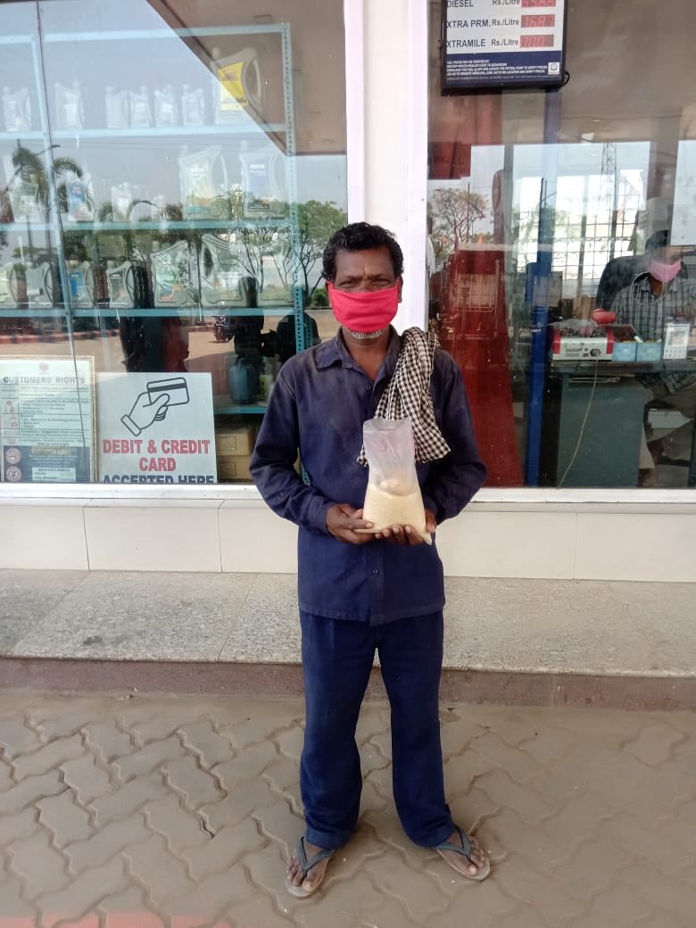 wb_IndianOil's tweet photo. "The world is my country, all mankind are my brothers, and to do good is my religion." Following the saying of Thomas Paine, M/s Prasad Service Station, Galsi on NH2 distributed ration to the needy people of the locality.#CoronaStopKaroNa #FeedTheNeedy #IndiaFightsCorona https://t.co/oCA1G3T6NV