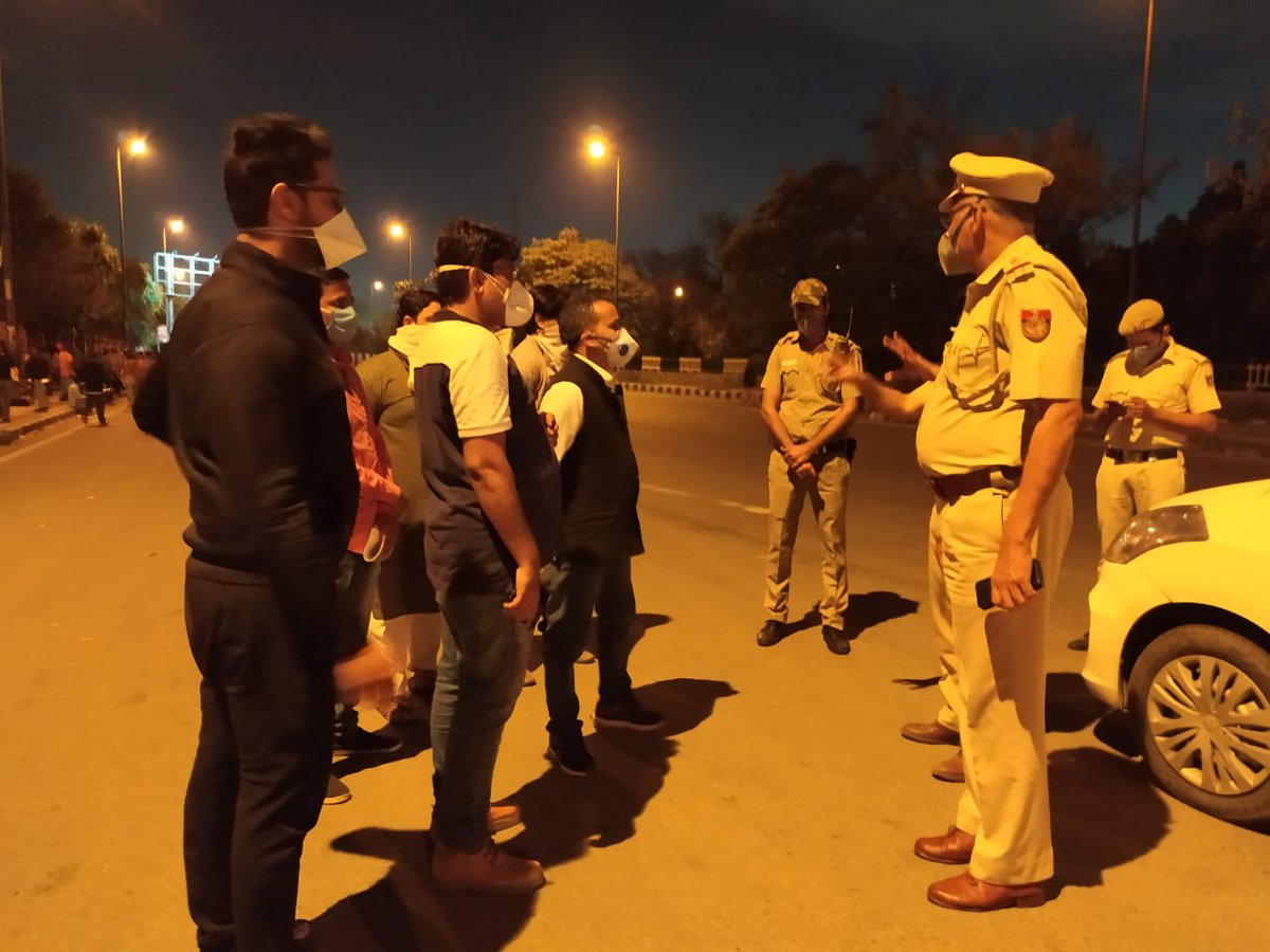 SafeApproach's tweet photo. @DcpNorthDelhi @manabhardwaj जी को धन्यवाद ,26-03-20 को #यमुनापुस्ता #निगमबोधघाट के पास @DUSIB_Shelters  पर @SafeApproach संस्था द्वारा बेघर साथियों,मजदूर भाइयों को रात के भोजन वितरण में सहयोग कराया अपने साथ के अधिकारियों क��� साथ मौजूद रहीं और लगातार पुलिस से सहयोग का आश्वासन दिया https://t.co/BLbpCgOihE