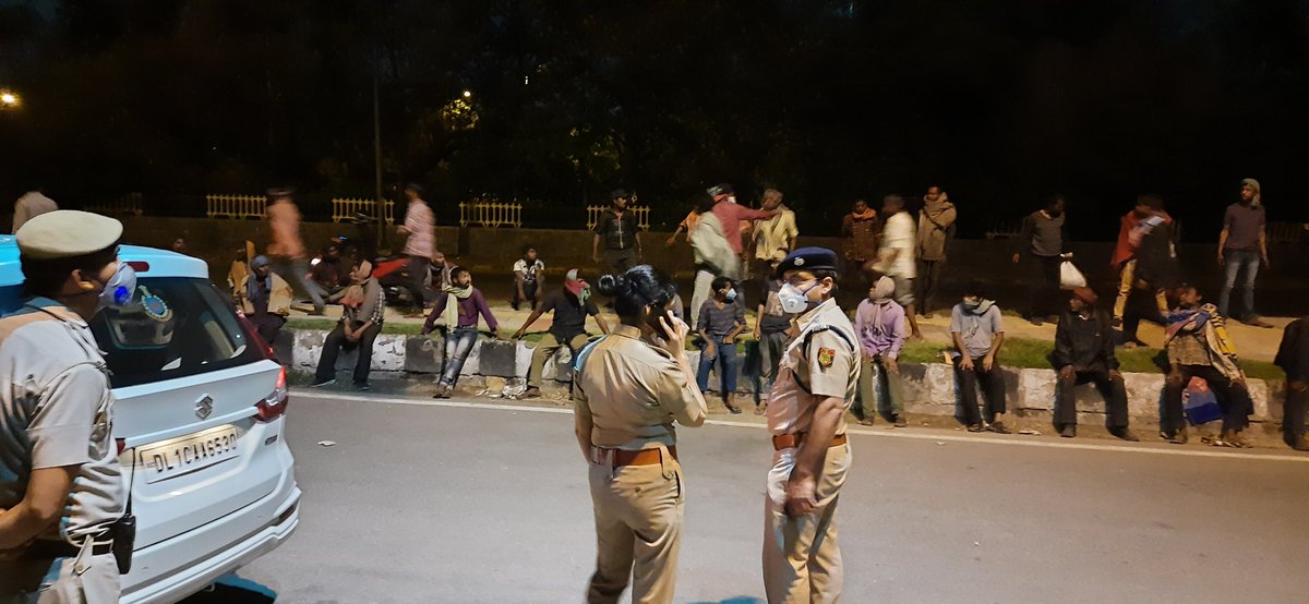 SafeApproach's tweet photo. @DcpNorthDelhi @manabhardwaj जी को धन्यवाद ,26-03-20 को #यमुनापुस्ता #निगमबोधघाट के पास @DUSIB_Shelters  पर @SafeApproach संस्था द्वारा बेघर साथियों,मजदूर भाइयों को रात के भोजन वितरण में सहयोग कराया अपने साथ के अधिकारियों क��� साथ मौजूद रहीं और लगातार पुलिस से सहयोग का आश्वासन दिया https://t.co/BLbpCgOihE