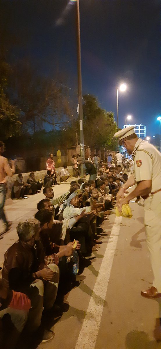 SafeApproach's tweet photo. @DcpNorthDelhi @manabhardwaj जी को धन्यवाद ,26-03-20 को #यमुनापुस्ता #निगमबोधघाट के पास @DUSIB_Shelters  पर @SafeApproach संस्था द्वारा बेघर साथियों,मजदूर भाइयों को रात के भोजन वितरण में सहयोग कराया अपने साथ के अधिकारियों क��� साथ मौजूद रहीं और लगातार पुलिस से सहयोग का आश्वासन दिया https://t.co/BLbpCgOihE