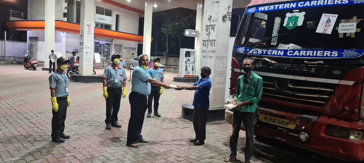 wb_IndianOil's tweet photo. Be it social distancing, serving customers or supporting mankind, IndianOil Retail Outlet dealers are always ready. M/s Balaji Fuel Service, Durgapur is distributing Food Packets to the truck drivers and stranded people.#StayHomeStaySafe #FeedTheNeedy #IndiaFightsCorona https://t.co/448h3dBqPG