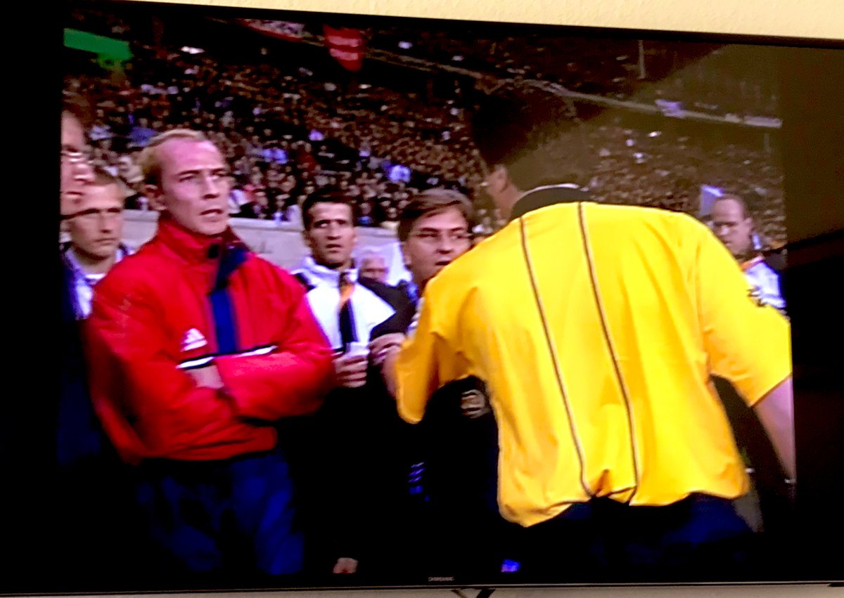 GrobesSchnitzel's tweet photo. Obwohl damals im Stadion, hatte ich nicht mehr auf‘m Schirm dass Basler kurz vorm Elferschießen vom Platz flog. Gibt Fandel auch noch einen mit! #pokalfinale99 #spiritof99 #fcbSVW https://t.co/WfrK0vUas3