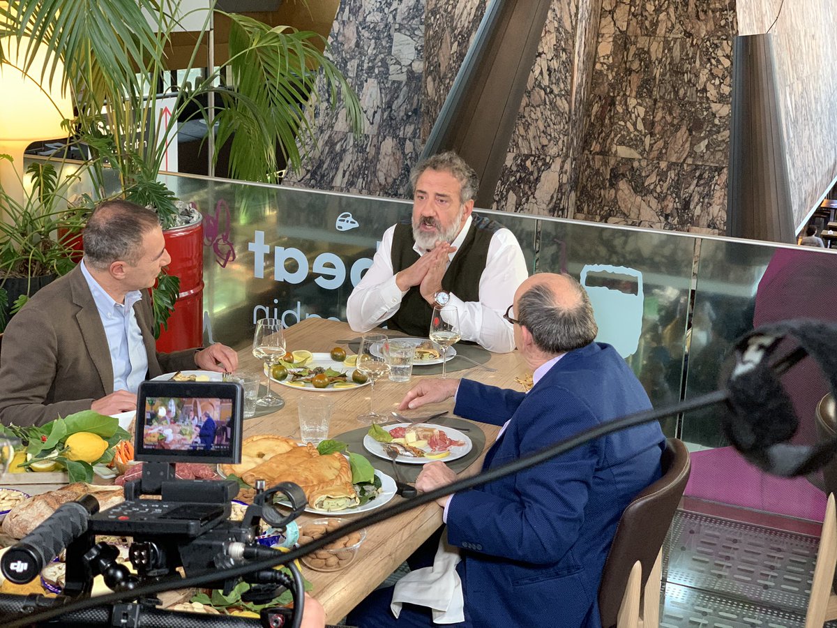 A causa dello stop delle produzioni Tv, in ottemperanza alle misure relative all’attuale emergenza sanitaria, domenica 5 aprile alle 11.10 su <a href="/RaiDue/">Rai2</a> andrà in onda una replica di #InviaggioconMarcello #lacucinasiciliana <a href="/MarcelloMasiRai/">marcello masi</a> <a href="/roccotolfa/">rocco tolfa</a> <a href="/CarlettoCambi/">Carlo Cambi</a> #cibo #vino