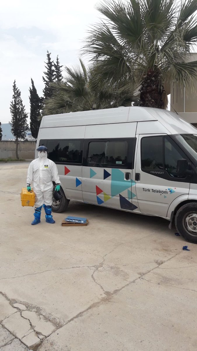 bilalbing0l's tweet photo. Karantina yurtlarındaki vatandaşların da daha iyi hizmet alabilmesi için ekiplerimiz gerekli tedbirleri alarak karantina yurdu içindeki fiber optik kablo çalışmalarına devam ediyorlar. Bu zor günleri el birliğiyle atlatacağız. #türktelekom #fiberoptik https://t.co/mDNGKI9obz