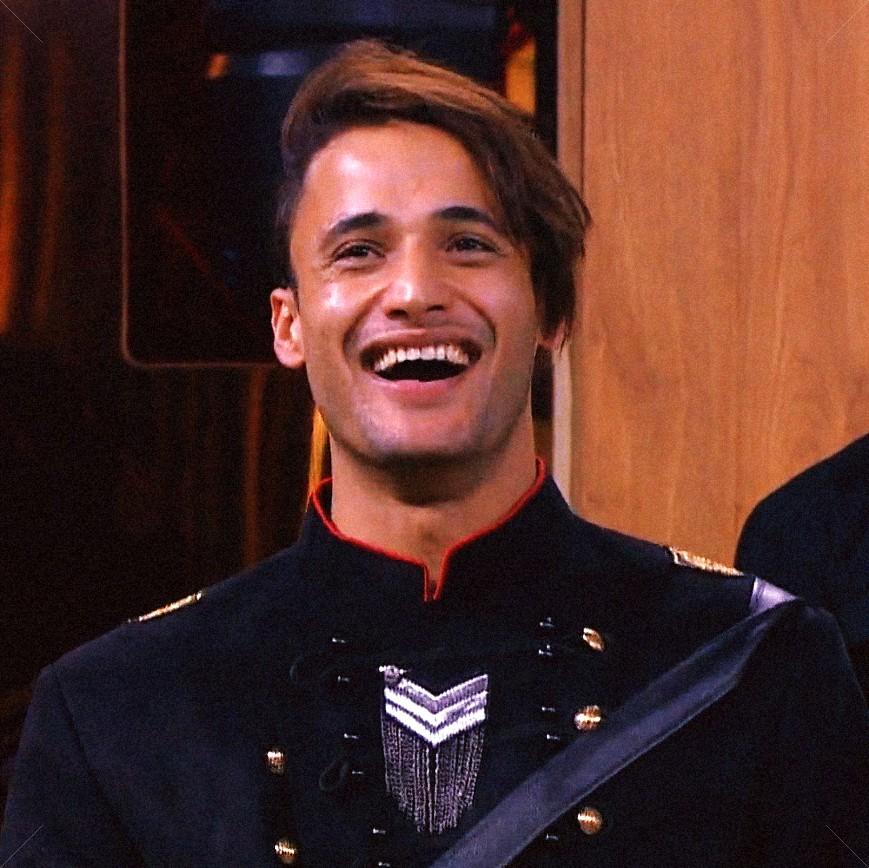 UmSimAT's tweet image. Imagine this smile is your reward once both the songs reach 50M 🥰❤️
#Kall #MereAngneMein #AsimRiaz #AsimSquad #A_R_A_T #SaturdayWithAsimSongs
(Yikes at that caption 🤭, but I know squad would actually want nothing more than Asim happy in return for the continuous streaming ❤️)