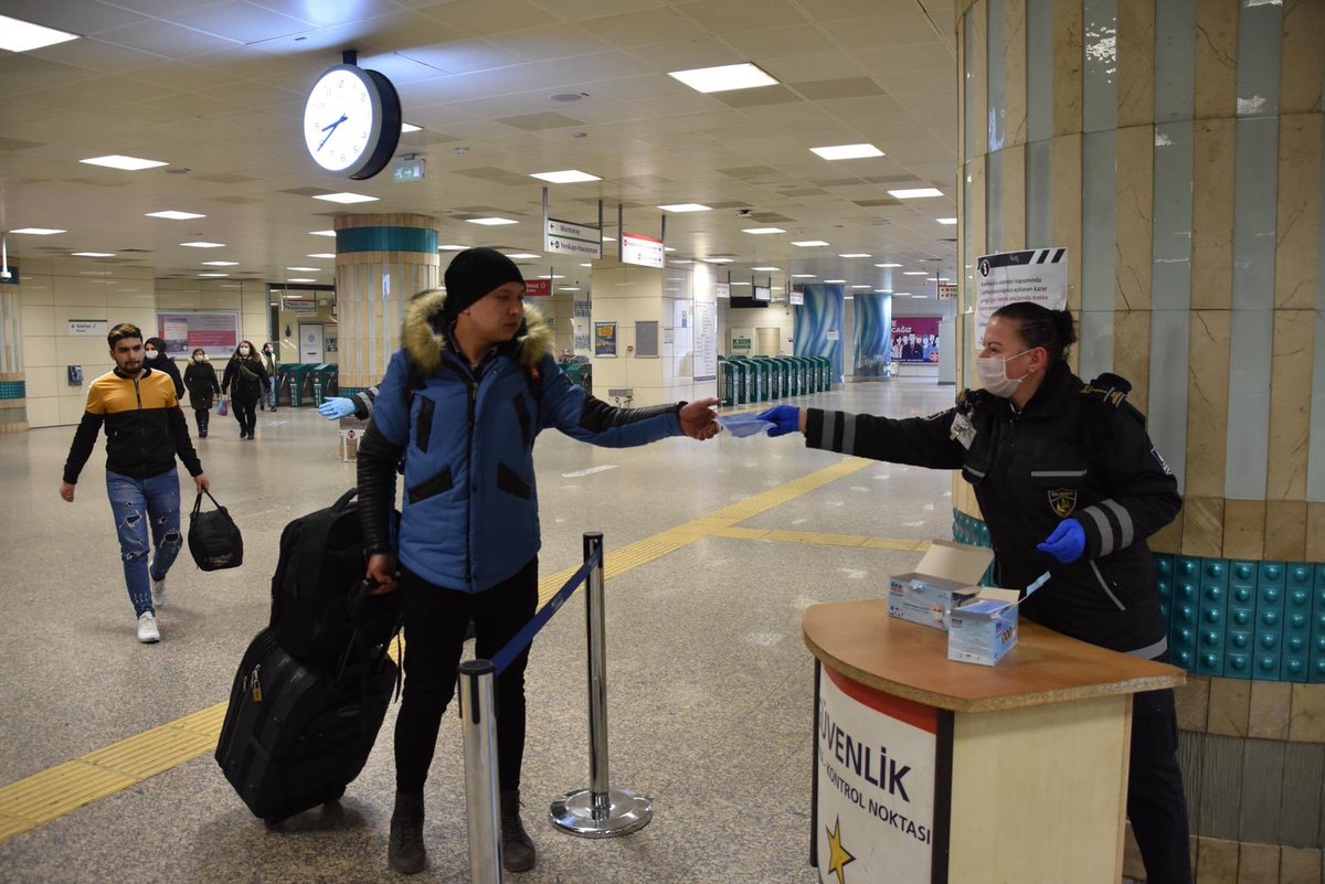 Metro istasyonlarımızda termal kamera uygulamasına geçtik. Yüksek ateş tespiti yapılan yolcular toplu ulaşım araçlarına alınmıyor ve sağlık kuruluşlarına yönlendiriliyor. Yenikapı, Üsküdar, Kirazlı'dan sonra kısa sürede diğer istasyonlara da termal kameralar yerleştirilecek.