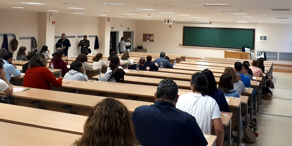 ServiciosAND's tweet photo. 📢Aviso‼️ Las oposiciones de #Educación previstas para junio en #Andalucía se trasladan a 2021, concretamente las de Secundaria, FP y Régimen Especial. 🗓 Y la de maestros de Primaria anunciada para el año que viene se celebrará en 2022. Más info ➡  https://t.co/j4tj8o77Hw https://t.co/Kn9adRrFuG
