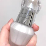 超絶綺麗なツヤ肌を作りたいならダントツのお勧め。ジルスチュアートの「イルミネイティング セラムプライマー」塗った瞬間からこの艶めき。