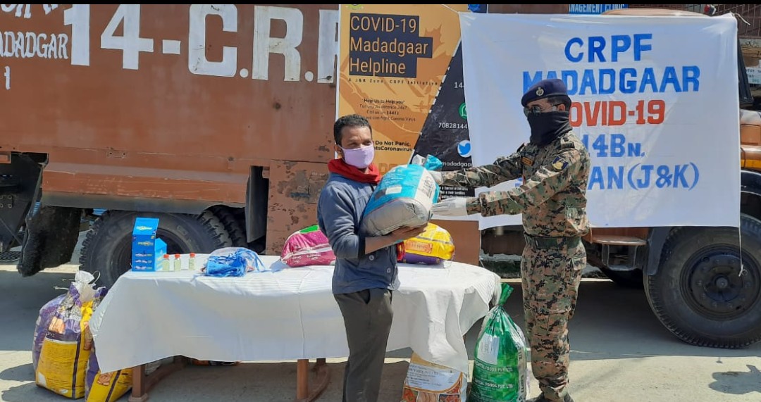 CRPFmadadgaar's tweet photo. 14 BN @crpfindia @JKZONECRPF @KOSCRPF distributed ration items & sanitation kits to 30 families in Shopian through the Madadgaar #CAFY scheme.
#LetsFightCoronaTogether
For any assistance 24x7 call @CRPFmadadgaar on 14411
#IndiaFightsCOVID19 https://t.co/ArI7VftmoX
