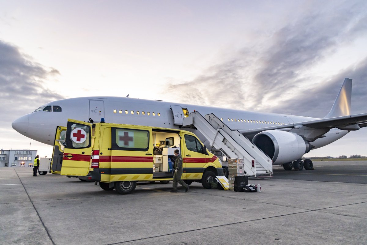 BeAirForce's tweet photo. Busy morning again for the @MedicalCompoBe and @BeAirForce at the military airport #BRUMIL @15WAirTransport. The @BelgiumDefence continues to repatriate Belgian and EU citizens in cooperation with @BelgiumMFA. #A330 #Strongertogether #COVID19BELDEF https://t.co/uS0OG5oCb9