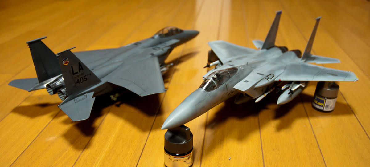 先日の1/32 A-4に続き、完成した1/48 F-15を2機貼る。アカデミー1/48 F