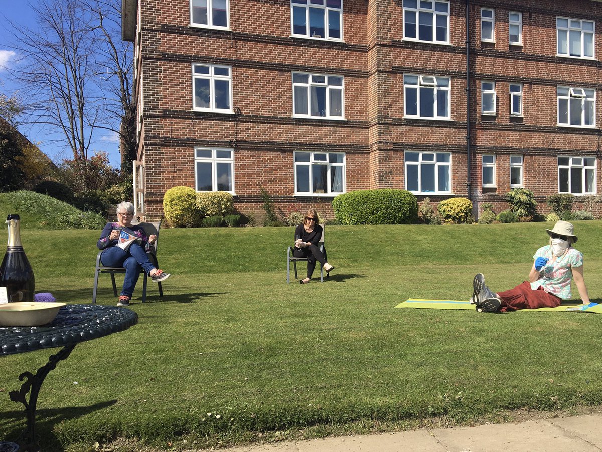 ruths_gallery's tweet image. A very happy birthday to all who have a birthday today and who are unable to celebrate it with family. 
🎈🎂🍷🎈

A few of us celebrated a birthday in our shared garden this morning making sure we were #SelfDistancing and bringing our own glasses 🥳