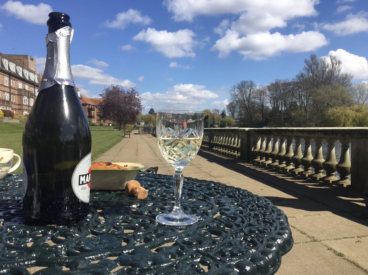 ruths_gallery's tweet image. A very happy birthday to all who have a birthday today and who are unable to celebrate it with family. 
🎈🎂🍷🎈

A few of us celebrated a birthday in our shared garden this morning making sure we were #SelfDistancing and bringing our own glasses 🥳