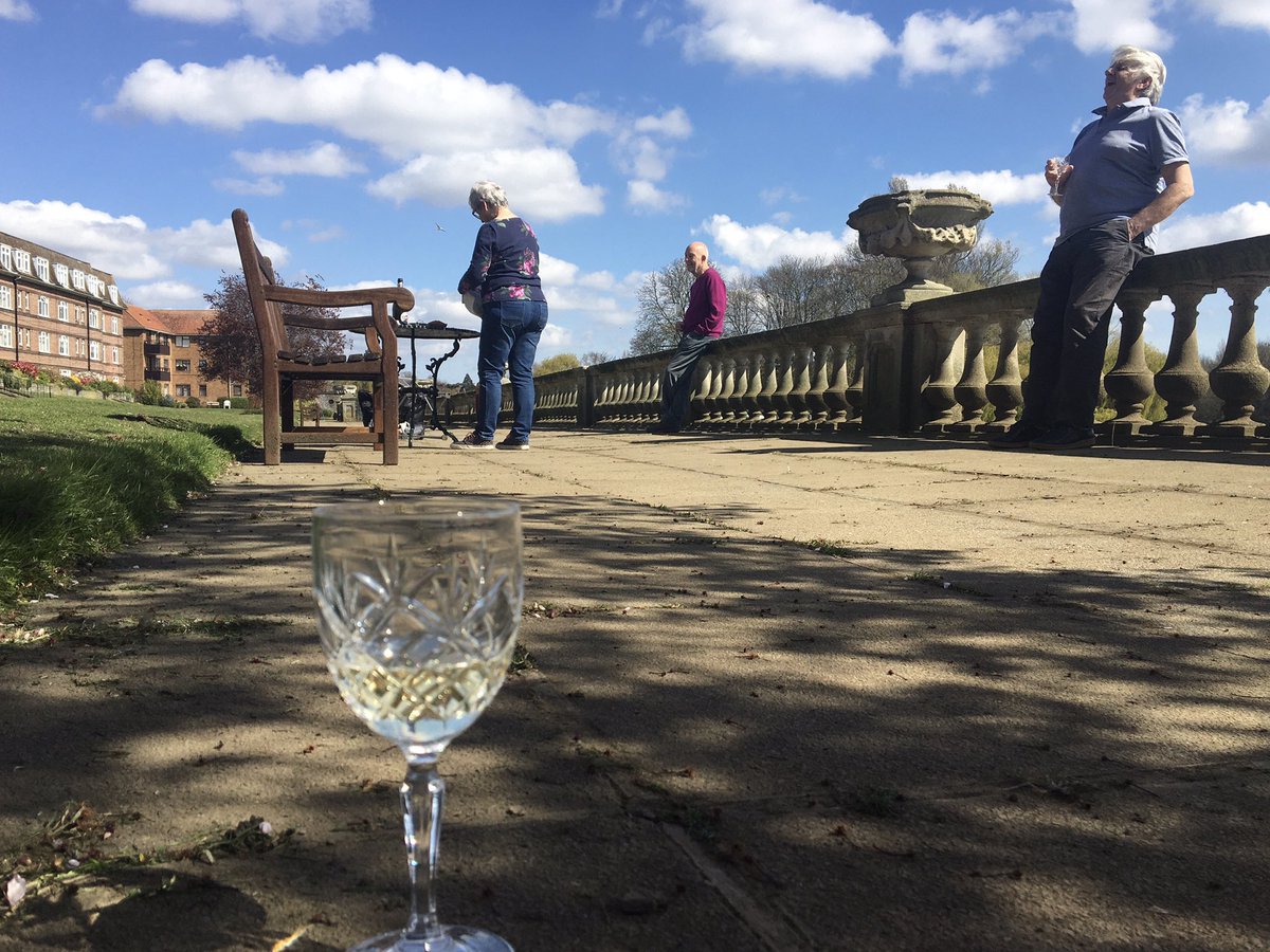 ruths_gallery's tweet image. A very happy birthday to all who have a birthday today and who are unable to celebrate it with family. 
🎈🎂🍷🎈

A few of us celebrated a birthday in our shared garden this morning making sure we were #SelfDistancing and bringing our own glasses 🥳