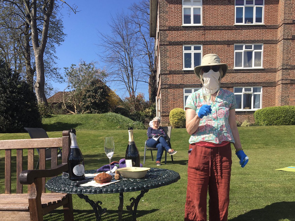ruths_gallery's tweet image. A very happy birthday to all who have a birthday today and who are unable to celebrate it with family. 
🎈🎂🍷🎈

A few of us celebrated a birthday in our shared garden this morning making sure we were #SelfDistancing and bringing our own glasses 🥳