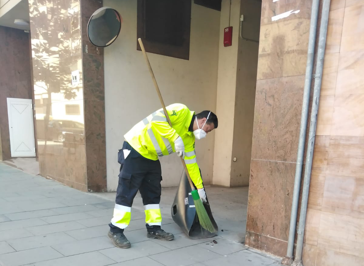 🔛L'equip de Neteja Viària de la Fundació Tallers continuem treballant durant el #covid19 per mantenir la higiene de carrers, places i avingudes i així contribuir al benestar de tothom. 👏🏻👏🏻#Gràcies #Totaniràbé #ServeisEssencials #FundacióTallers #SomComunitat  #SantaColoma