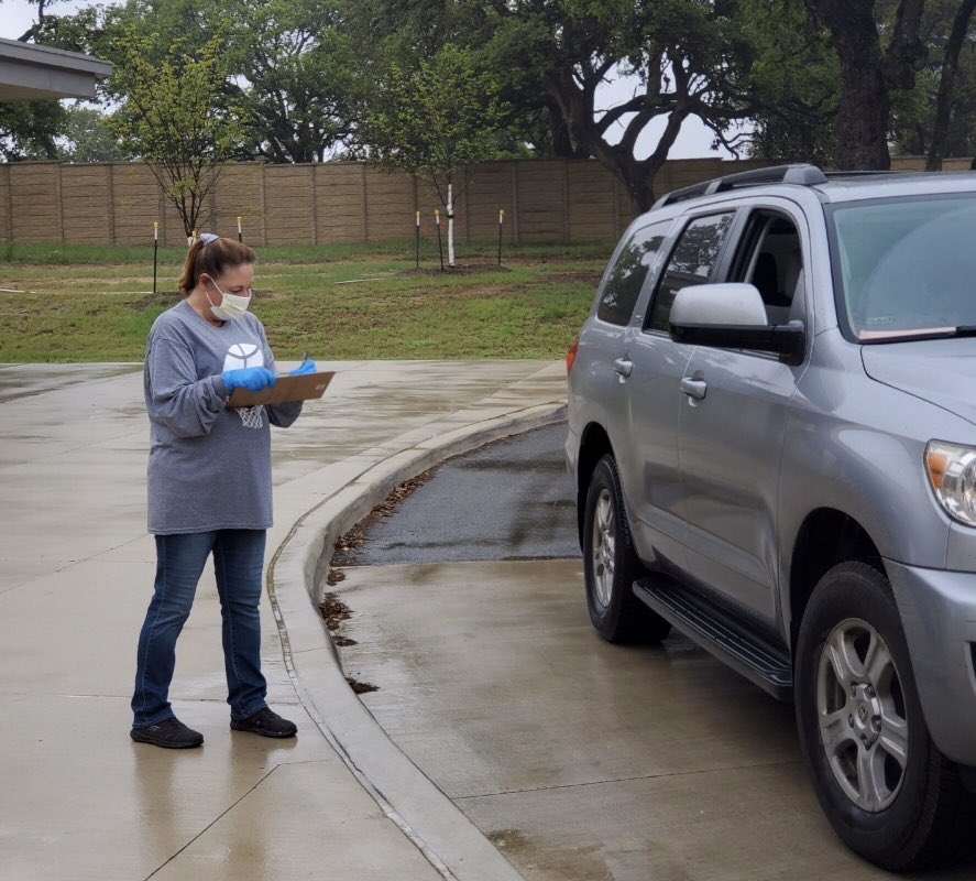 BoerneISD's tweet photo. Staff wearing Masks &amp; Gloves ✅
Nurses with Thermometers ✅
Police Officers on site ✅
Packet pick up is safe ✅
 
Thank you to our school nurses and principals for another safe packet pick up day. BISD continues to use social distancing to help keep our students and staff safe. https://t.co/3khEodJNOm