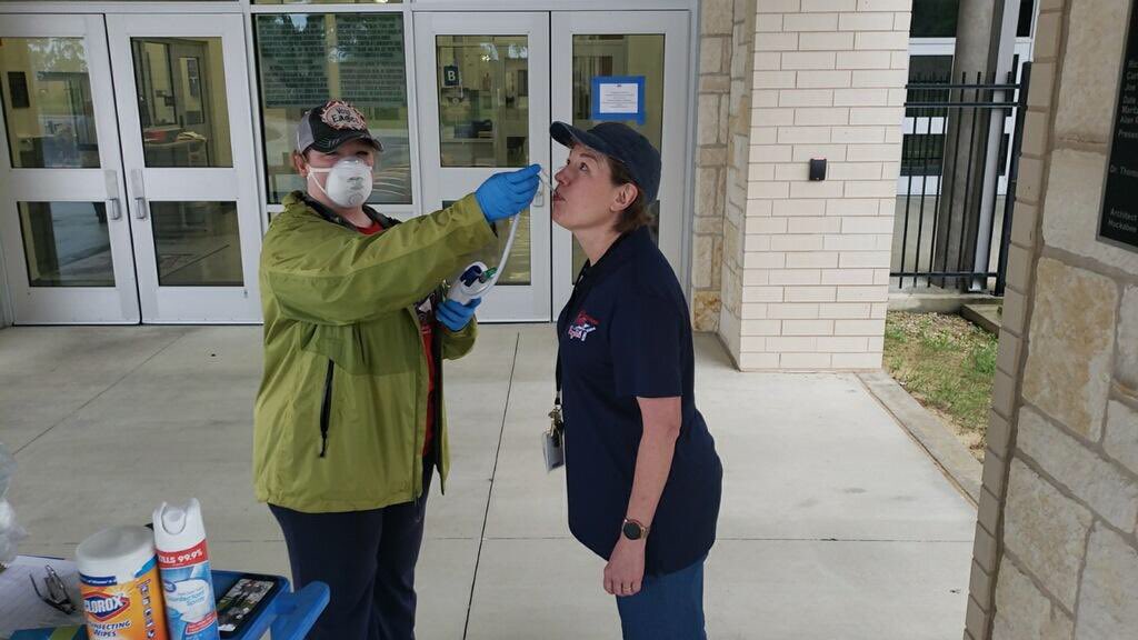 BoerneISD's tweet photo. Staff wearing Masks &amp; Gloves ✅
Nurses with Thermometers ✅
Police Officers on site ✅
Packet pick up is safe ✅
 
Thank you to our school nurses and principals for another safe packet pick up day. BISD continues to use social distancing to help keep our students and staff safe. https://t.co/3khEodJNOm
