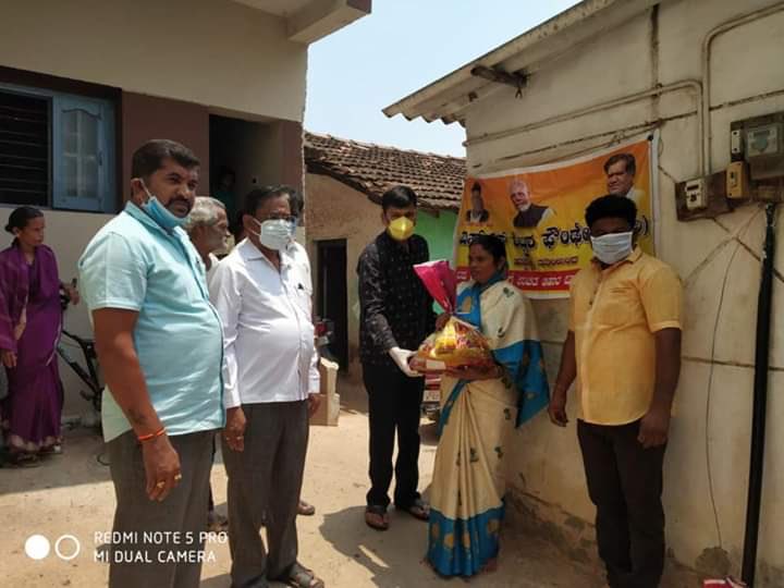 BjpShettar's tweet photo. " ಉಚಿತವಾಗಿ ದವಸ ಧಾನ್ಯಗಳ ವಿತರಣೆ "

ಇಂದು ಹುಬ್ಬಳ್ಳಿಯ ಬೆಂಗೇರಿಯಲ್ಲಿ #Covid19 ಲಾಕ್‌ಡೌನ್ ಕಾರಣ ಕೋರೋನ ಬಡ ಕುಟುಂಬಗಳಿಗೆ 
ಕೊರೋನಾ ವೈರಸ್ ಸೋಂಕಿನ ಬಗ್ಗೆ ಜಾಗೃತಿ ಮೂಡಿಸಿ ಎಸ್ ಎಸ್ ಶೆಟ್ಟರ ಪೌಂಡೇಶನ್ ವತಿಯಿಂದ ಸಂತ್ರಸ್ತರಿಗೆ ದವಸ ಧಾನ್ಯಗಳನ್ನು ವಿತರಿಸಲಾಯಿತು. https://t.co/A1JQe2pZQj