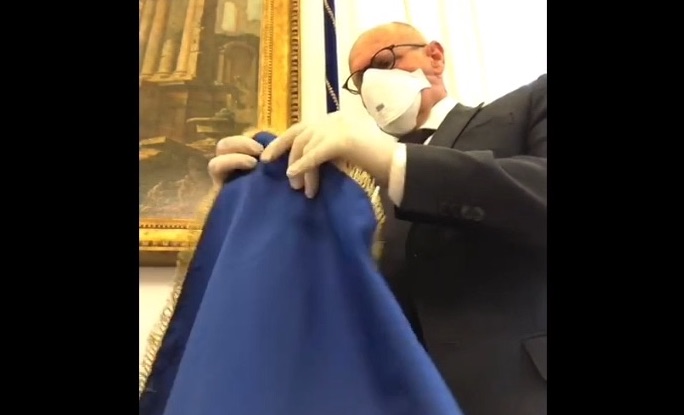 tempoweb's tweet photo. La clamorosa giravolta sovranista di Fabio Rampelli: dopo la bandiera della Ue ora guardate che fa... #FratellidItalia #superpodio ▶️ https://t.co/RE1uPgWZen https://t.co/bYXl89xMRc