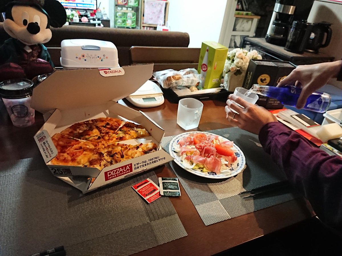 みちゃ على تويتر お誕生日おめでとう ピザーラ ご近所にピザーラのトラックが来ており 今夜の夕飯メニューを変更し ピザーラにしました 必要な食材を買いに主人とスーパーへ来ましたが𐤔 お誕生日お祝い2日目になっちゃいました