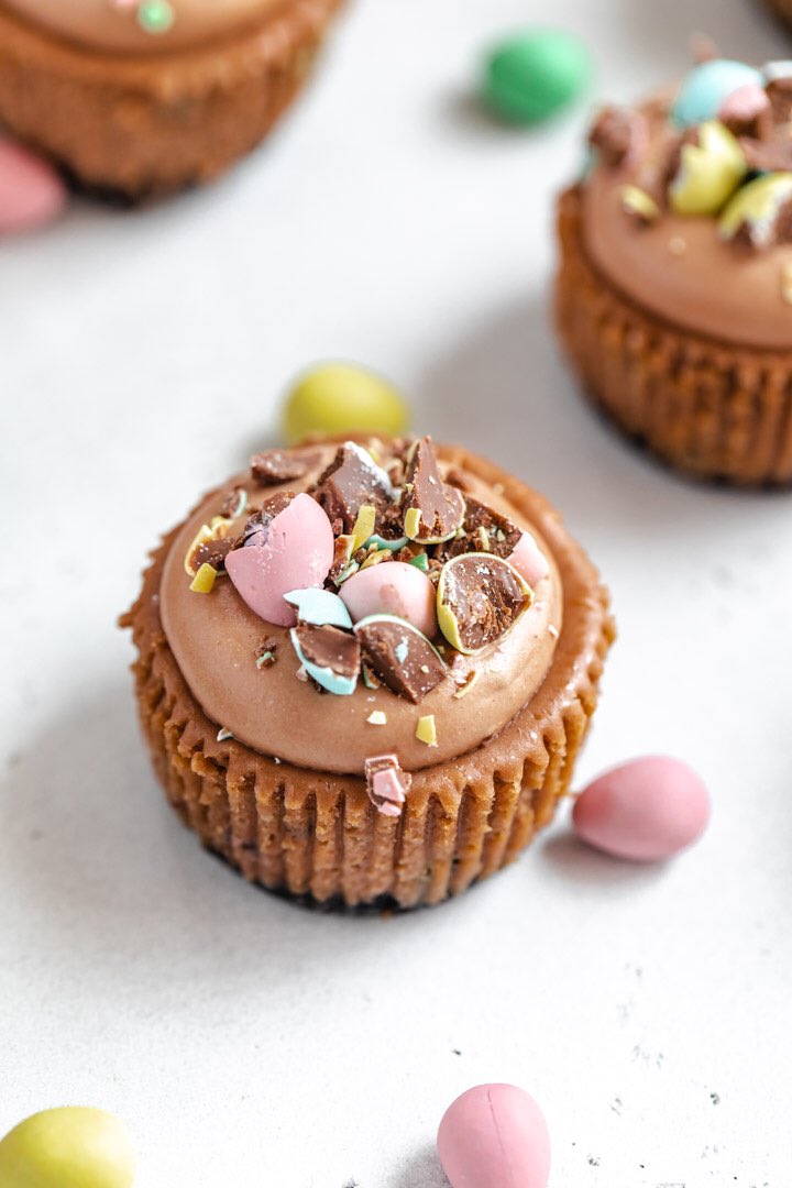 QueenAppetit's tweet image. Got a bag of mini eggs laying around? Make these Malted Milk Chocolate Cheesecakes! I took my regular sized Malted Easter Egg Cheesecake and shrunk it down to bite-sized portions, so you can totally have 1 or 2 with only half the guilt 👀
queensleeappetit.com/mini-malted-mi…