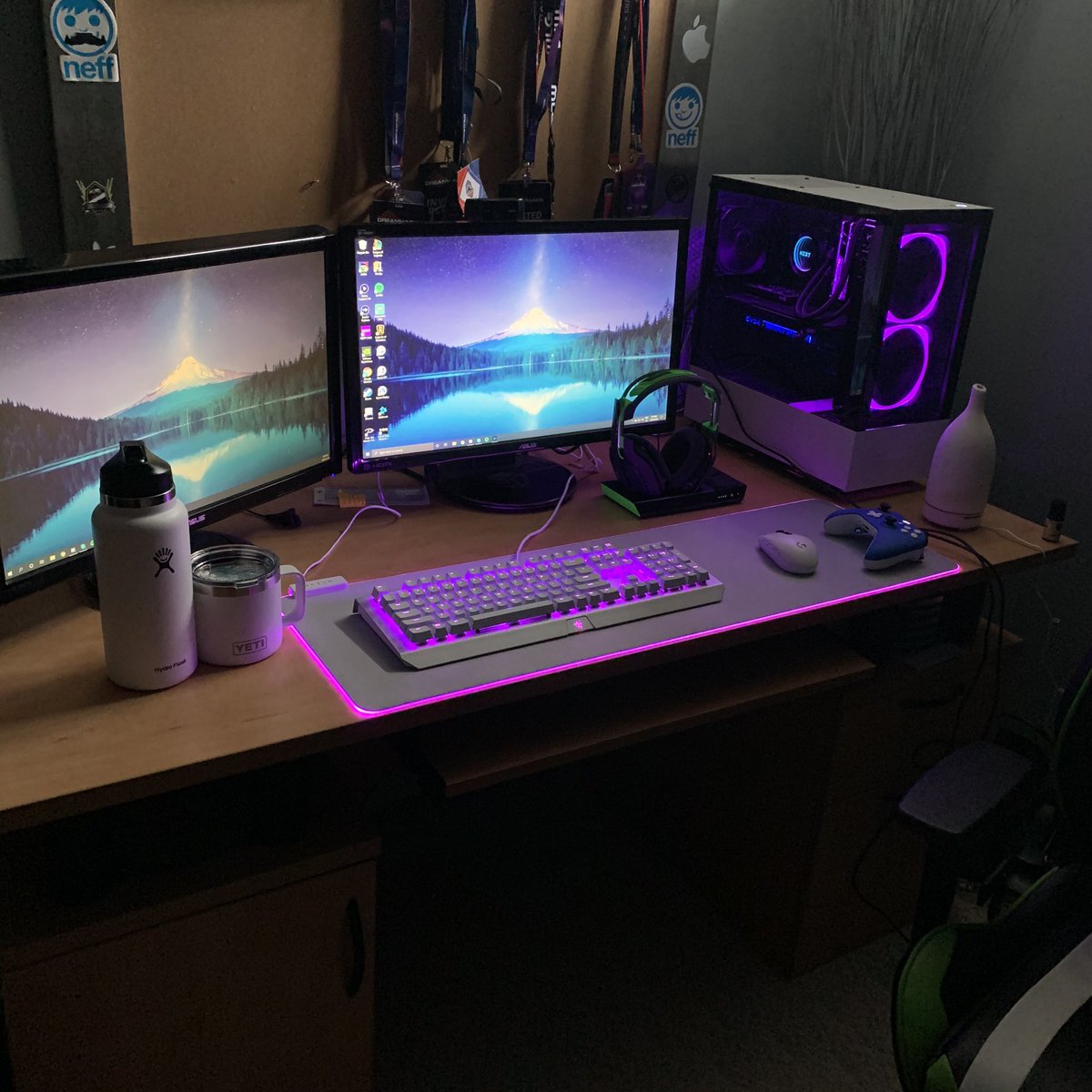 White And Purple Gaming Setup - Frio Wallpaper