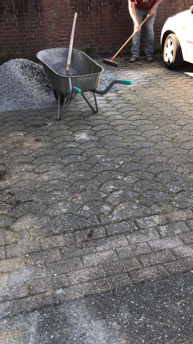 Ik ben pap aan het helpen met zijn tuin; op 1,5m afstand natuurlijk. Ik wist niet dat er zoiets bestond als “een kruiwagen verkeerd inladen”? #klussendevaders